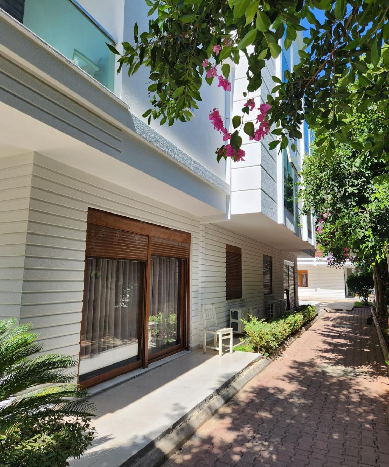 Lara Breeze Homes Апартаменти *